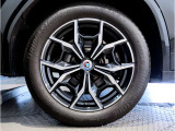 【BMWアロイホイル】軽量かつ強度に拘ったアロイホイル。走行性能ポテンシャルを引き出す設計。車の足元を引き締めてくれる大きなポイントはアロイホイルです。