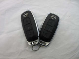 鍵です。こちらでおクルマの開け閉めから、エンジン始動まで行います。