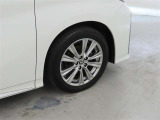 装着タイヤサイズは、235/50R18です。純正アルミホイールを装着しております。