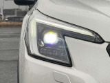 【LEDヘッドライト】悪天候や夜間走行時も良好な視界を確保し安心して運転できる高輝度LEDヘッドライトを装備!点灯速度が早く、消費電力も抑えられています。