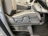 【前席】運転席にはシート高を調整できるハイトアジャスターが装備され、幅広いシートポジションの設定が可能になっております♪