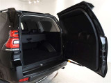 小柄な方でも扱いやすい横開きのバックドアです。狭い駐車場でも荷物の出し入れが楽です。