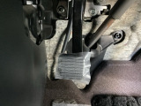 パーキングブレーキは、フットブレーキタイプなので、運転席と助手席の間はすっきりしています。
