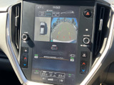 後方の状況をハッキリと確認できるので、安全な後退をサポートします。駐車場での出し入れも、より安心して行えます。