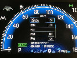 【レーンディパーチャーアラート】道路上の白線(黄線)をカメラで認識し、ドライバーがウインカー操作を行わずに車線を逸脱する可能性がある場合、ブザーとディスプレイ表示により注意を喚起サポートします。