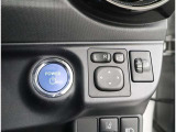 スマートキーを携帯していればキーを取り出さずにドアを施錠&解錠。クルマの始動も可能です。