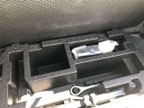 もしパンクをしてしまったら、この溶剤をエア注入口より入れて応急処置をしてください。重いスペアタイヤを積んで走るより燃費向上になるので、パンク修理キット搭載車が増えてます。