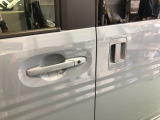 【ドアハンドル】Hondaスマートキーを携帯し、ロックボタン、ドアハンドルを操作することで施錠や解錠ができます。