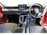 ドライバーを包み込むように、ディスプレーやスイッチ、コンソールを配置。座った瞬間から運転への期待が!空間そのものの心地よさにこだわっています。
