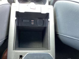 運転席/助手席の間のコンソールボックスにはUSB端子が装備されてます。