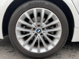 BMWならではの卓越した走りを支えるホイールと足回りです!日本車の走りに慣れている方にもぜひ体感して頂きたいほど、高いレベルでまとまっています!純正18インチアルミホイール。