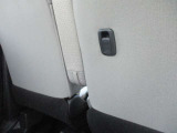 運転席シートバックにも使い勝手の良い小物フックがあります