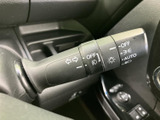 操作しやすいレバーで、安全な車線変更をサポート。視認性の高いインジケーターで、周囲へのアピールも効果的です。