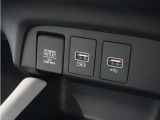◆USB接続端子◆スマホやiPodなどを接続して、いつもの音楽を車内でもお楽しみいただけます♪