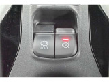【電動パーキングブレーキ】パーキングブレーキは便利な電動式!ボタン一つで操作でき、アクセルを踏めば自動で解除されます、レバーやペダルが無いので運転席廻りもすっきりしますね