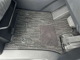 運転席フロアマット一部へたりありますが、目立った汚れや破れなし。新品マットへの交換も承りますのでお気軽にご相談ください。