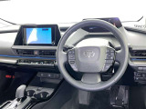運転席まわりです。 各操作スイッチは使いやすい位置に配置されてます。