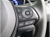 【レーダークルーズコントロール(追従機能付)】アクセルを踏まなくても、車間制御モードは、先行車に合わせた追従走行を行い、自動的に加速・減速・停止をします。定速制御モードは、一定の車速で走行できます