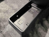 ティッシュ箱もぴったり収まるセンターフロアトレイ
