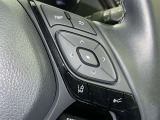 ステアリングスイッチ付き。前方から目を離すことなく操作することが可能です。