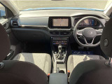 運転者中心に作られた運転席です。