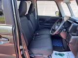 [フロントシート]インパネにシフトが付いているので足元広々!運転席から助手席の移動も楽々♪どちらからでも乗り降り出来るので、狭い場所の乗り降りも楽ちんですよ♪