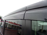 サイドビューをさらに洗練。雨天時にも窓を少し開けて車内換気が可能に。