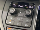 【オートエアコン】一度お好みの温度に設定すれば、車内の温度を検知し風量や温度を自動で調整。暑い&hellip;寒い&hellip;と何度もスイッチ操作をする必要はありません。快適な車内空間には必須の機能ですね♪