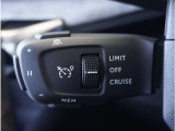 【アクティブクルーズコントロール】前走車がいる場合はレーダーと車載カメラがその速度と距離を検知し、適切な車間距離を保ちます。