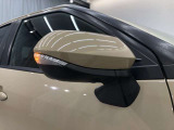 電動格納式ドアミラー付き。駐車場へ停めた時に、ボタン一つで左右のドアミラーをたたむ事ができます。