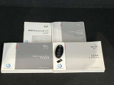 取り扱い説明書、メンテナンスノート、保証書揃ってます。インテリジェントキーも付いています。バック等に入れたままでも施錠解除もできエンジンスタートもワンプッシュでエンジンをかけることが出来ます。