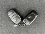 【スマートエントリーシステム】キーをポケットやバッグから取り出さなくてもドアの開閉やエンジンスタートができるすぐれものです。車の乗り降りも「スマート」に決めましょう♪