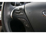 各種のコントロールスイッチが内蔵され、運転に集中できるステアリング。革巻き素材と造形が手にしっくり馴染みます。