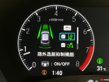 【車線逸脱警報】道路上の白(黄)線を認識し、意図せず走行中の車線からはみ出しそうになった時、メーター内の警告灯とブザーで注意喚起してくれる安心・安全機能です♪
