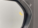 後続車が接近するのを知らせてくれるBSM(ブラインドスポットモニター)接近するとドアミラー部の警告灯が光ってくれるので、万が一の追突も防げそうですね♪上級装備です。