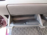車検証ブックや小物などが収納できるスペースがあります。