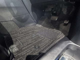 内装工程では、中古車を気持ちよくお乗りいただけるよう清掃しております。