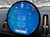 デジタルスピードメーター、航空機のコックピット操作箇所と同じ配色で目が疲れにくいように設計されてます。
