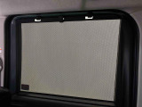 後席にお乗りの方が眩しくないように日差しを軽減する格納式リヤドアサンシェードが付いてます