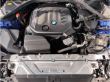 【BMWエンジン】革新的なガソリン・エンジン・テクノロジーによる高性能かつ高効率。レスポンスの良いパワーを発揮。常にスムーズな吸気を実現しアクセル開度にダイレクトに反応しドライビングを楽しく演出。