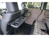 【シートバックテーブル】席背面には格納式のテーブルを装備。ちょっとした荷物が掛けられて便利なコンビニフック付です!