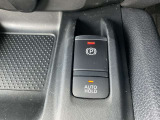 電動パーキングブレーキが付いております。サイドブレーキが電動のボタンになりコンパクトになっておりますので、運転席の足元も広々ご利用いただけます。