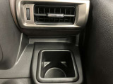 【運転席ドリンクホルダー】使いやすさに配慮したドリンクホルダー