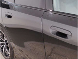 BMWのドアを閉めた時の重厚感は所有者様の満足度を高めてくれます。