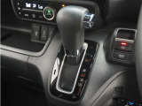 ◆ハンドル・インパネシフト◆シフトノブはインパネに配置されているので、運転席&hArr;助手席の移動が簡単。