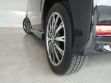 リヤタイヤの溝も十分に残っております。タイヤサイズは165/55R15となっております。