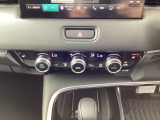 運転席・助手席、それぞれで温度調節が可能なオートエアコンです。シートヒーター付きなので、寒い日も快適です。