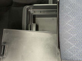 助手席シートアンダーボックスは、運転用の替え靴や、車内に常備したいこども用品、着がえた服などを収納できます。トレイの付いた2段式なので、車検証ケースと分別して入れれます。