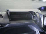 使いやすさを考えた収納スペースを車内にバランス良く配置。よく使う小物を手の届きやすい場所にしまえるため、運転中も快適です。毎日の通勤やお出かけで、その便利さを実感できます。