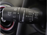 【オートワイパー機能】レバーをAUTOの位置にしているとき、レインセンサーが雨を感知すると、雨量に応じて、ワイパーが自動で作動します。